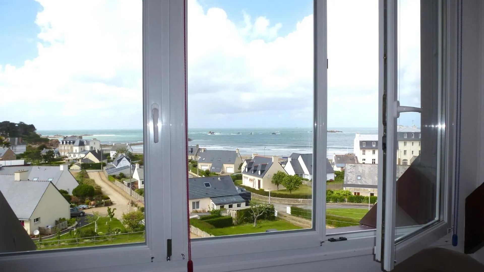 Pretty Apartment With Sea View In Primel Plougasnou